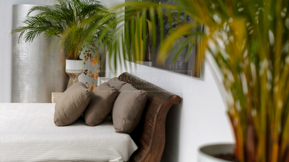 Marbella Este, Villa de lujo a la orilla del mar en Los Monteros playa, al este de Marbella