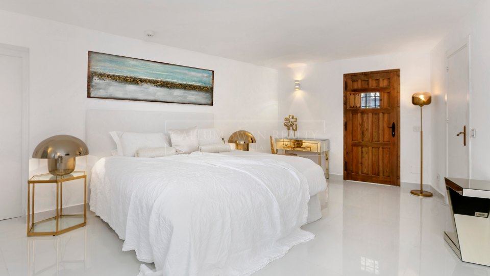 Marbella Este, Villa de lujo a la orilla del mar en Los Monteros playa, al este de Marbella