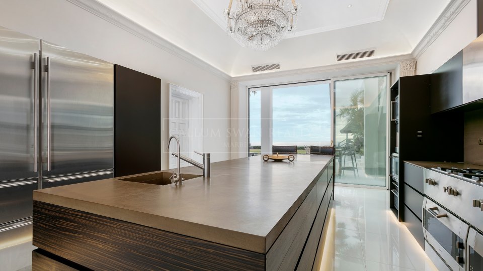 Marbella Este, Villa de lujo a la orilla del mar en Los Monteros playa, al este de Marbella