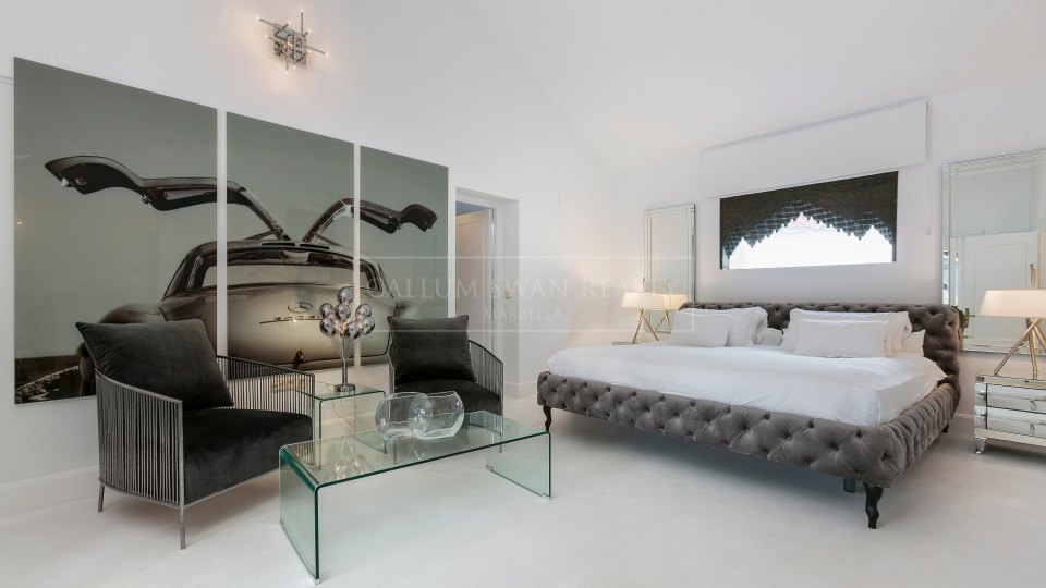Marbella Este, Villa de lujo a la orilla del mar en Los Monteros playa, al este de Marbella