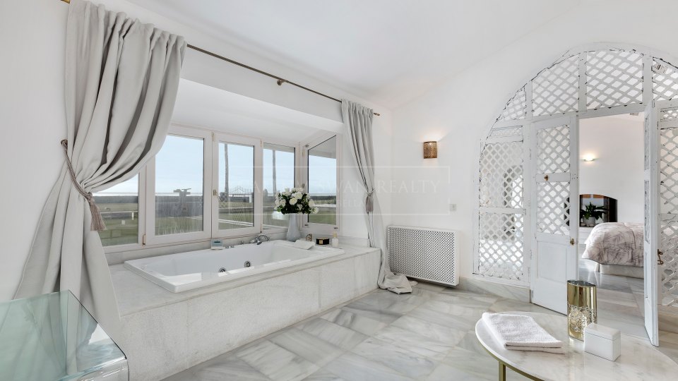 Marbella Este, Villa de lujo a la orilla del mar en Los Monteros playa, al este de Marbella