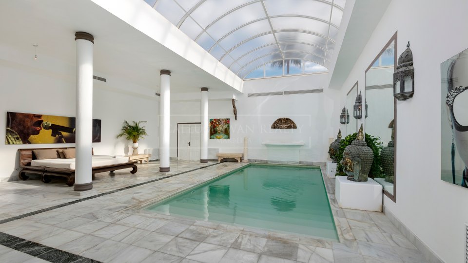 Marbella Este, Villa de lujo a la orilla del mar en Los Monteros playa, al este de Marbella