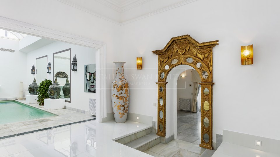 Marbella Este, Villa de lujo a la orilla del mar en Los Monteros playa, al este de Marbella