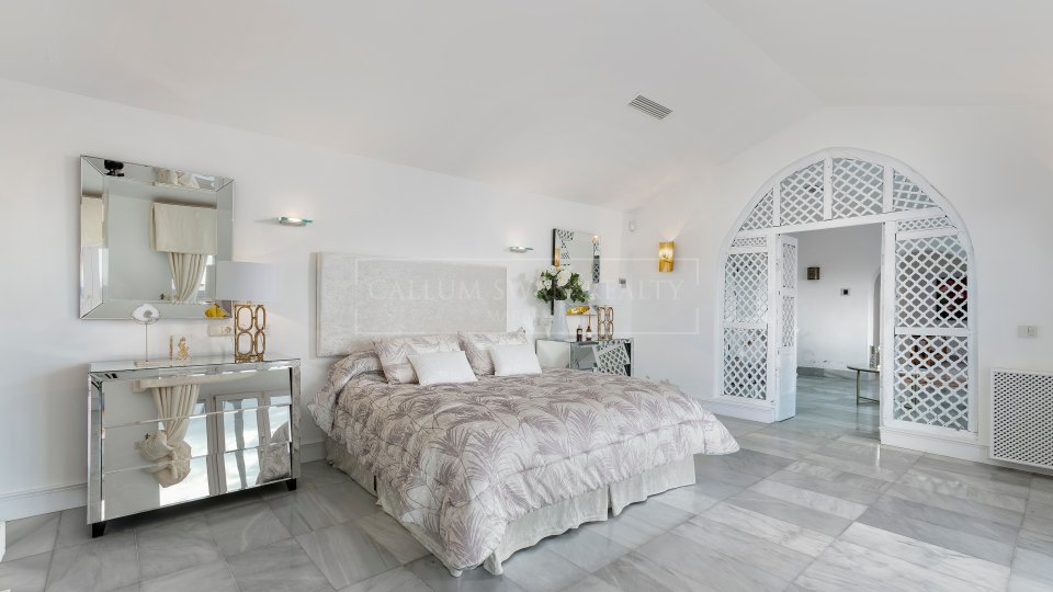 Marbella Este, Villa de lujo a la orilla del mar en Los Monteros playa, al este de Marbella