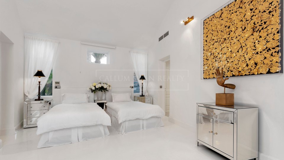 Marbella Este, Villa de lujo a la orilla del mar en Los Monteros playa, al este de Marbella