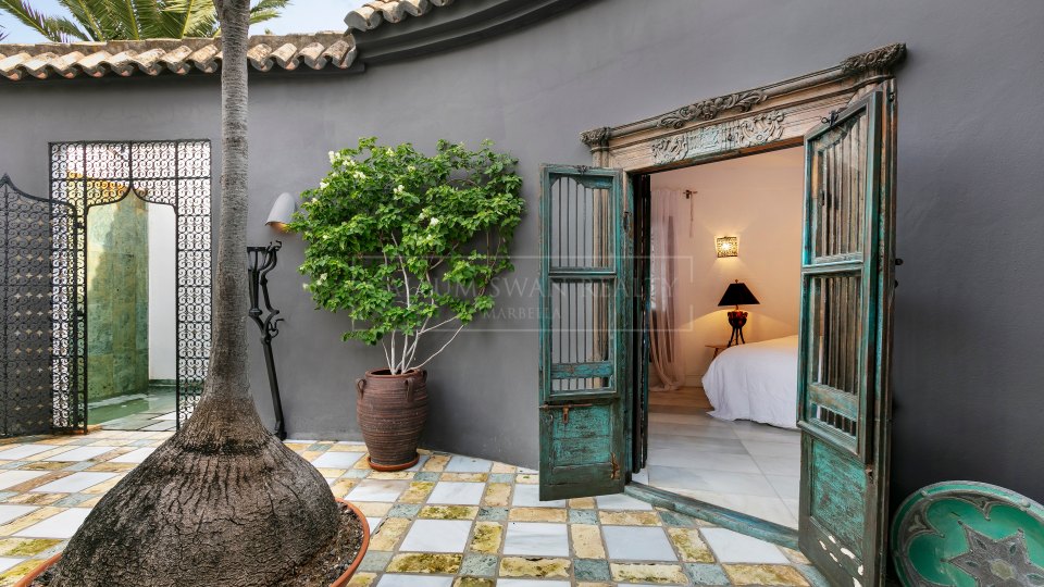 Marbella Este, Villa de lujo a la orilla del mar en Los Monteros playa, al este de Marbella