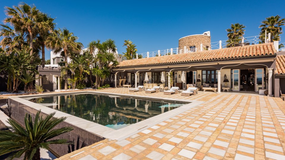 Marbella Este, Villa de lujo a la orilla del mar en Los Monteros playa, al este de Marbella