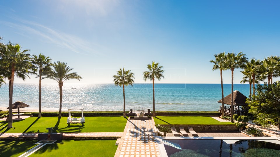 Marbella Este, Villa de lujo a la orilla del mar en Los Monteros playa, al este de Marbella
