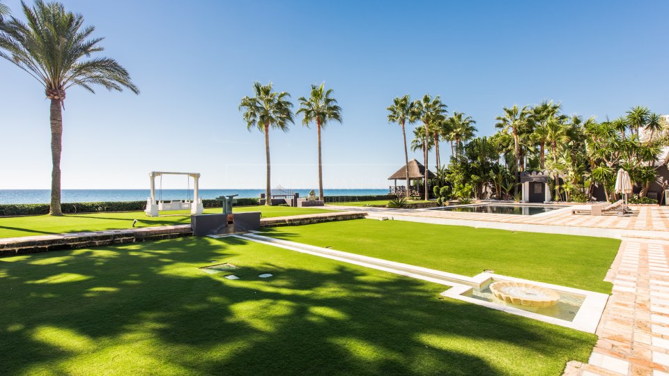 Marbella Este, Villa de lujo a la orilla del mar en Los Monteros playa, al este de Marbella