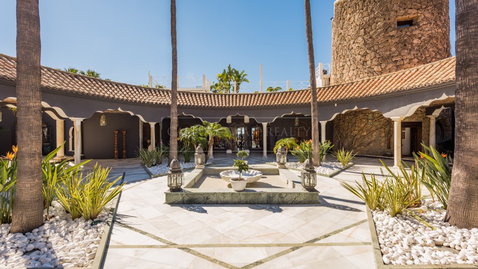 Marbella Este, Villa de lujo a la orilla del mar en Los Monteros playa, al este de Marbella