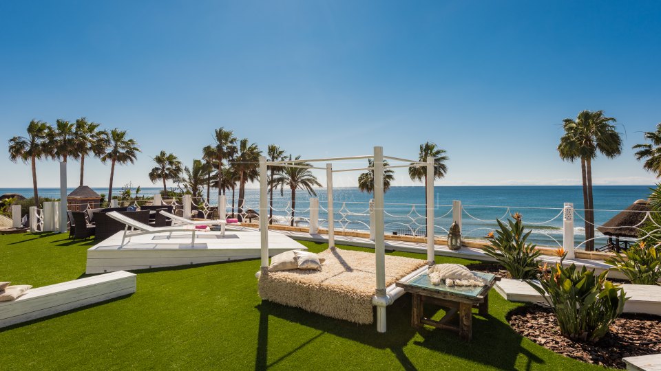 Marbella Este, Villa de lujo a la orilla del mar en Los Monteros playa, al este de Marbella