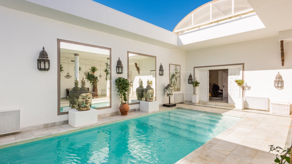 Marbella Este, Villa de lujo a la orilla del mar en Los Monteros playa, al este de Marbella