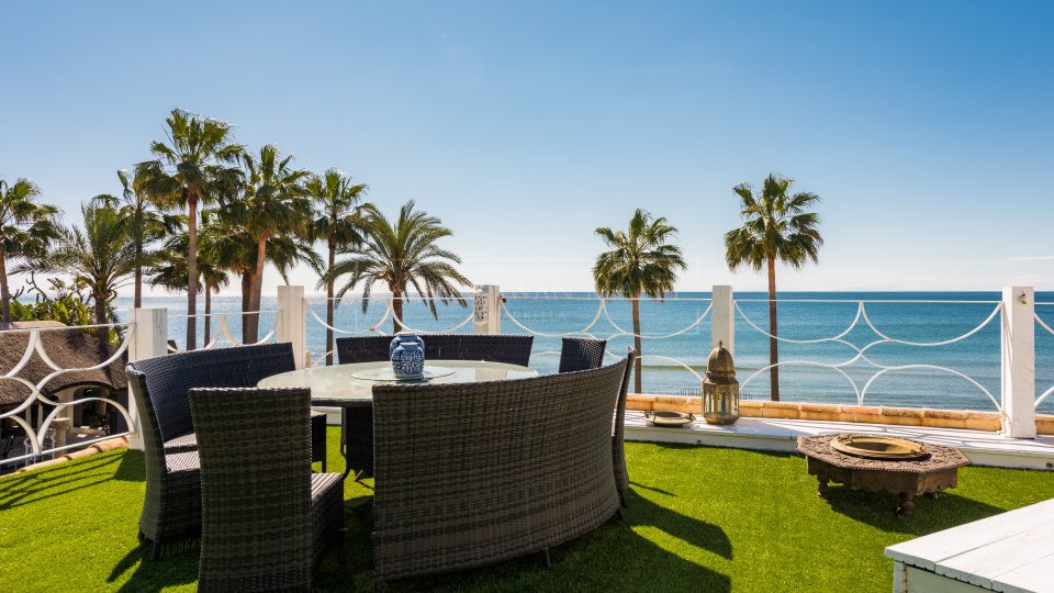 Marbella Este, Villa de lujo a la orilla del mar en Los Monteros playa, al este de Marbella