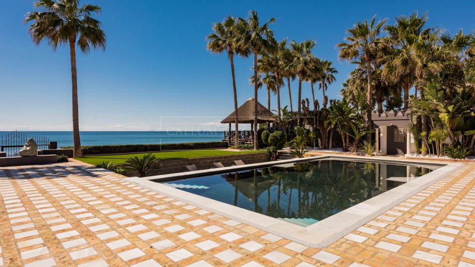 Marbella Este, Villa de lujo a la orilla del mar en Los Monteros playa, al este de Marbella