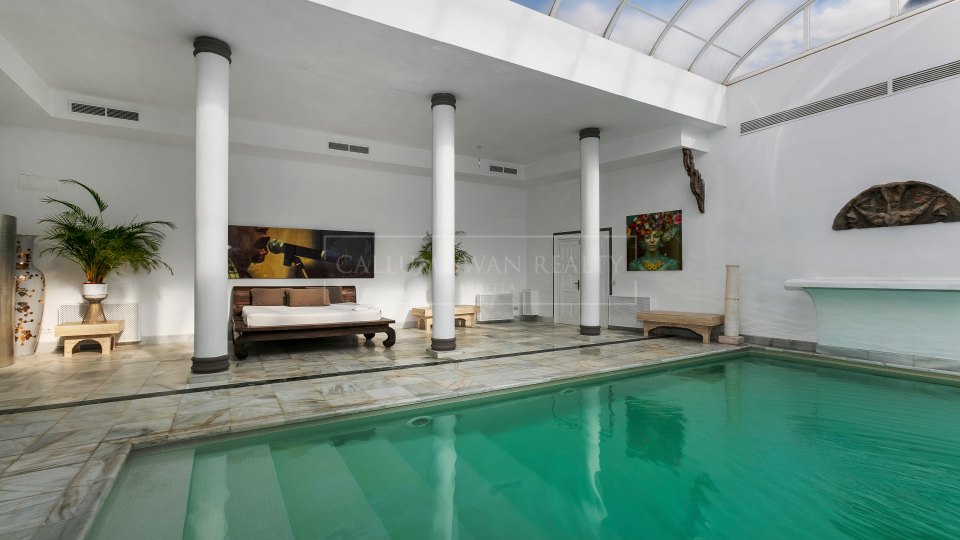 Marbella Este, Villa de lujo a la orilla del mar en Los Monteros playa, al este de Marbella