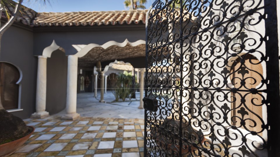 Marbella Este, Villa de lujo a la orilla del mar en Los Monteros playa, al este de Marbella