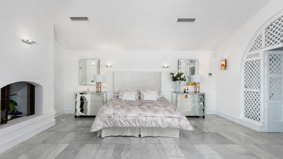 Marbella Este, Villa de lujo a la orilla del mar en Los Monteros playa, al este de Marbella