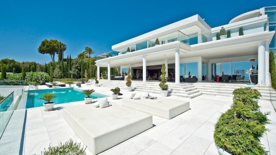 Marbella Golden Mile, Luxury Villa for rent in Cascada de Camojan with stunning sea views