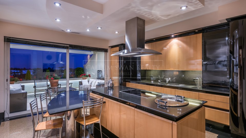 Nueva Andalucia, Superbe penthouse en vente en première ligne du Royal Las Brisas Golf