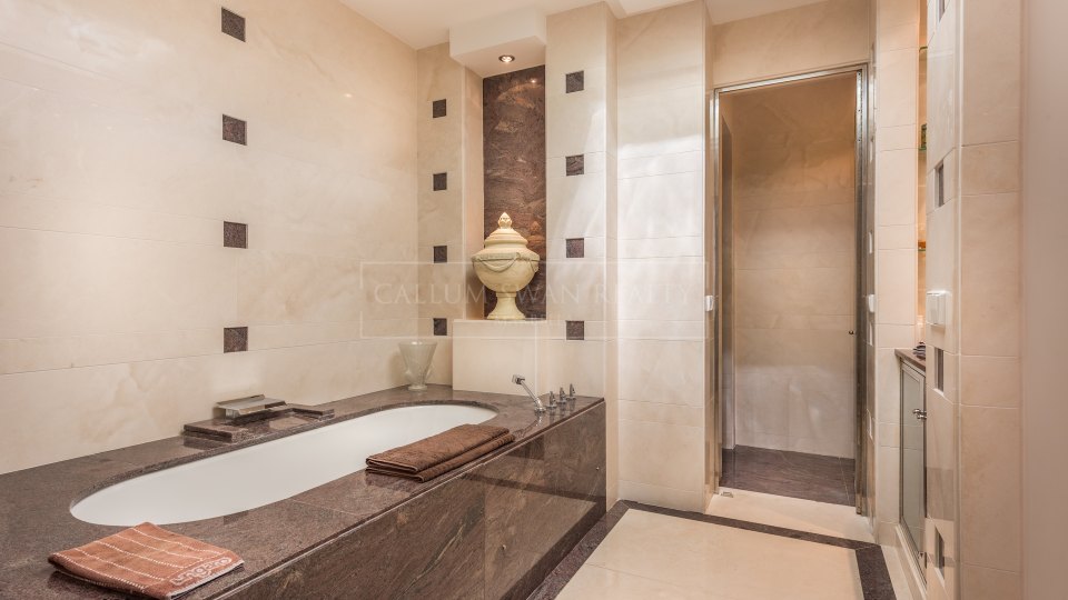 Nueva Andalucia, Superbe penthouse en vente en première ligne du Royal Las Brisas Golf