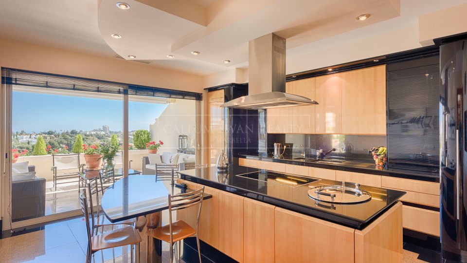 Nueva Andalucia, Superbe penthouse en vente en première ligne du Royal Las Brisas Golf