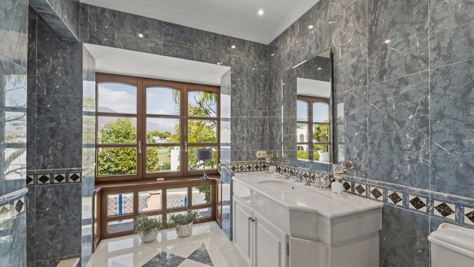 Nueva Andalucia, Propriété de luxe au style classique avec piscine couverte et court de tennis