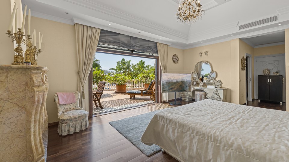Nueva Andalucia, Propriété de luxe au style classique avec piscine couverte et court de tennis