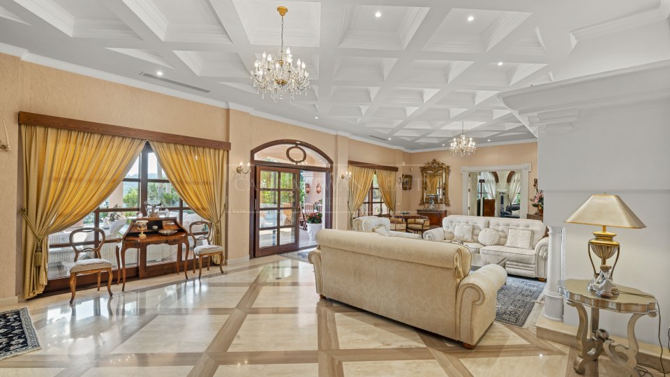 Nueva Andalucia, Propriété de luxe au style classique avec piscine couverte et court de tennis