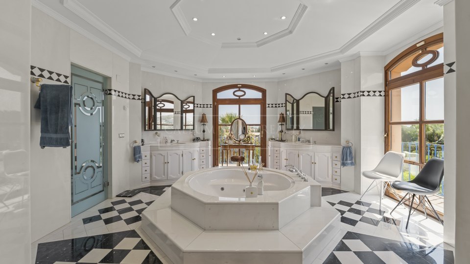 Nueva Andalucia, Propriété de luxe au style classique avec piscine couverte et court de tennis