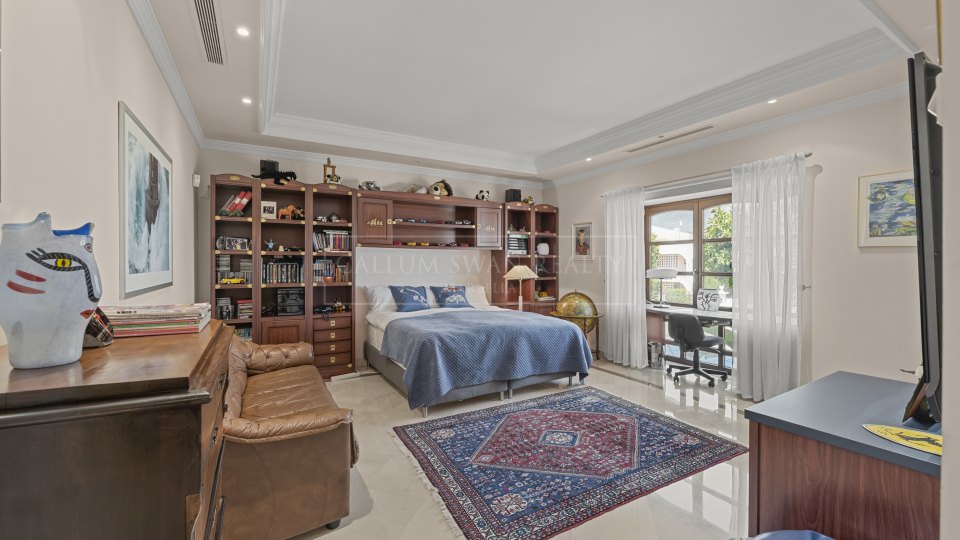 Nueva Andalucia, Propriété de luxe au style classique avec piscine couverte et court de tennis