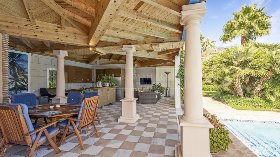 Nueva Andalucia, Propriété de luxe au style classique avec piscine couverte et court de tennis