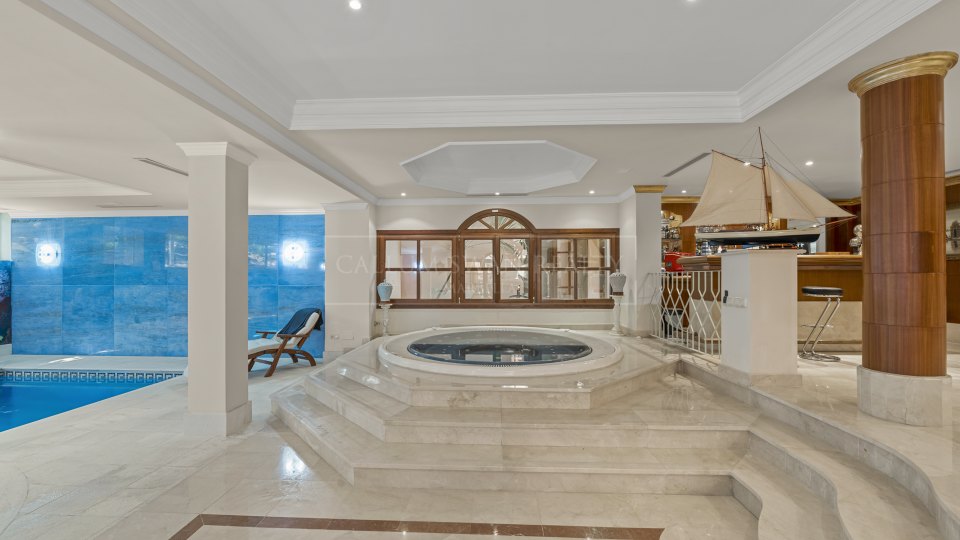 Nueva Andalucia, Propriété de luxe au style classique avec piscine couverte et court de tennis