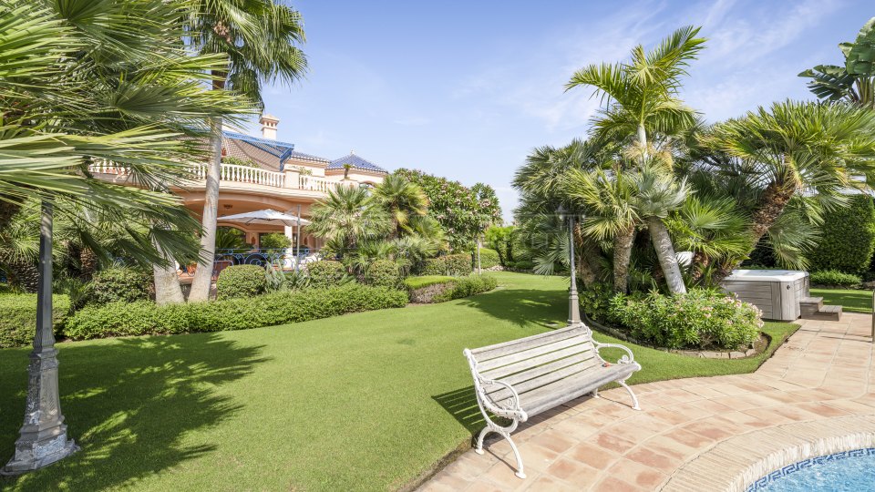 Nueva Andalucia, Propriété de luxe au style classique avec piscine couverte et court de tennis