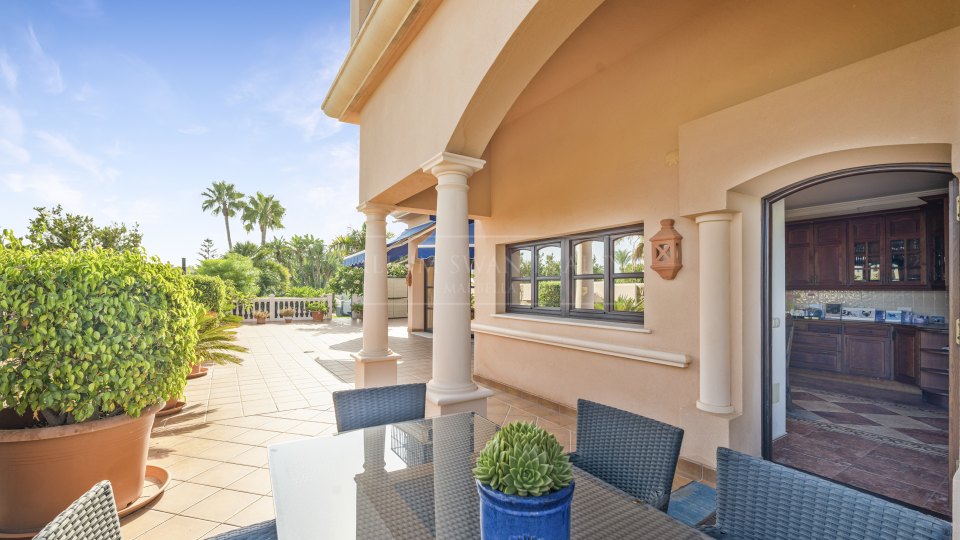 Nueva Andalucia, Propriété de luxe au style classique avec piscine couverte et court de tennis