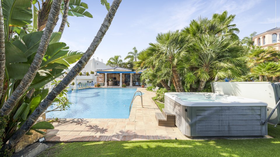 Nueva Andalucia, Propriété de luxe au style classique avec piscine couverte et court de tennis