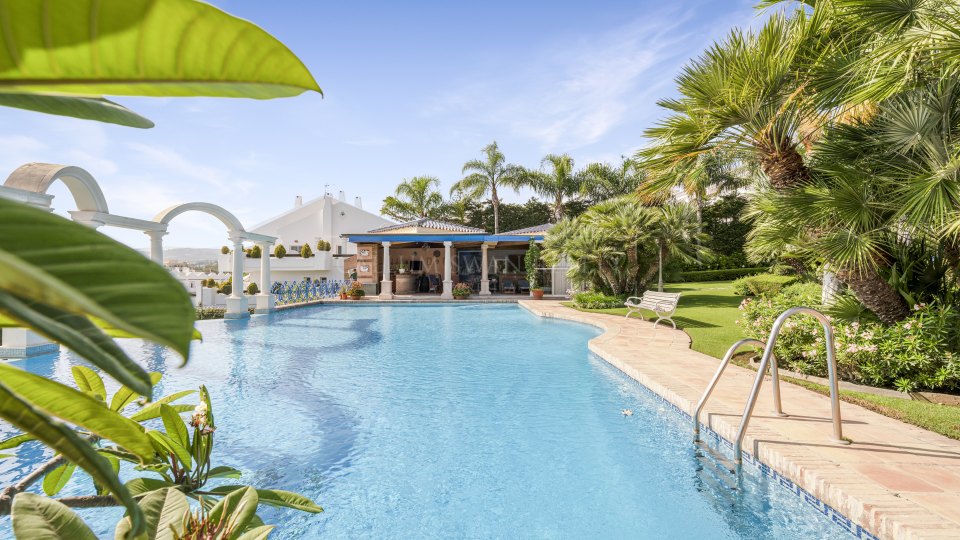 Nueva Andalucia, Propriété de luxe au style classique avec piscine couverte et court de tennis