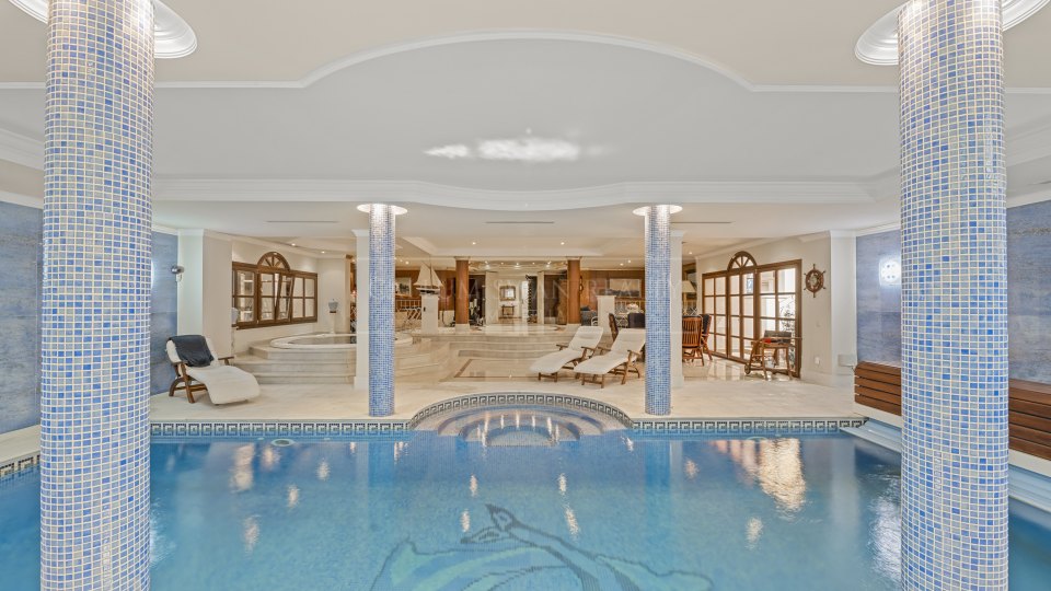 Nueva Andalucia, Propriété de luxe au style classique avec piscine couverte et court de tennis