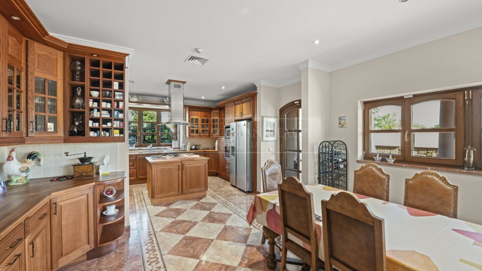 Nueva Andalucia, Propriété de luxe au style classique avec piscine couverte et court de tennis