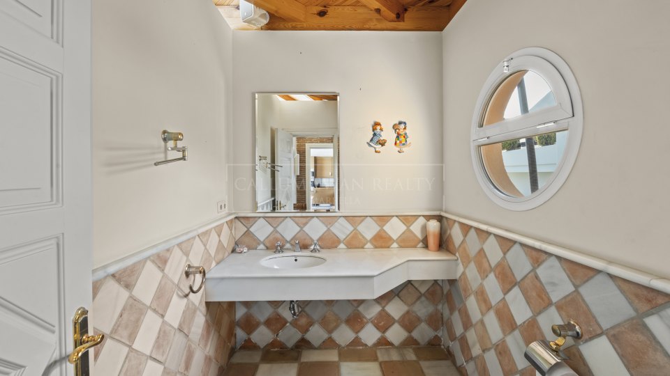 Nueva Andalucia, Propriété de luxe au style classique avec piscine couverte et court de tennis