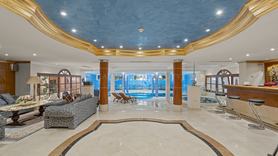 Nueva Andalucia, Propriété de luxe au style classique avec piscine couverte et court de tennis
