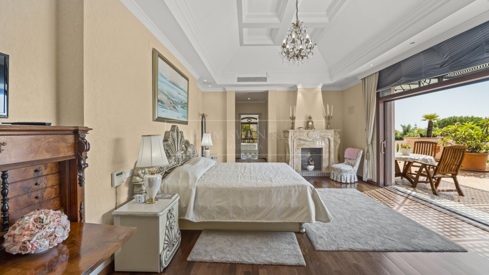 Nueva Andalucia, Propriété de luxe au style classique avec piscine couverte et court de tennis