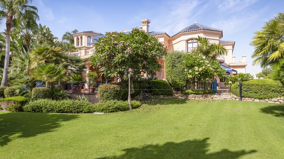 Nueva Andalucia, Propriété de luxe au style classique avec piscine couverte et court de tennis