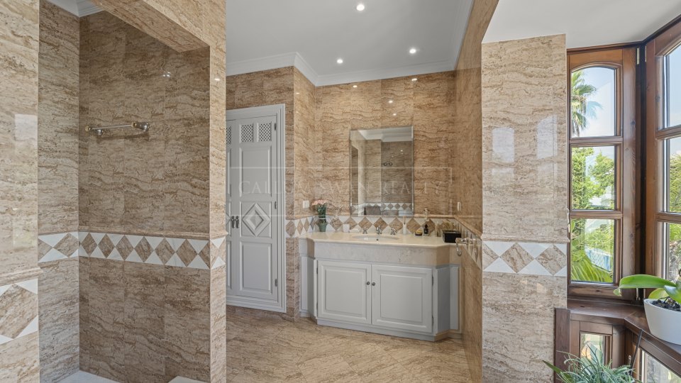 Nueva Andalucia, Propriété de luxe au style classique avec piscine couverte et court de tennis