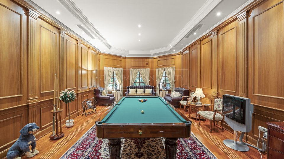 Nueva Andalucia, Propriété de luxe au style classique avec piscine couverte et court de tennis