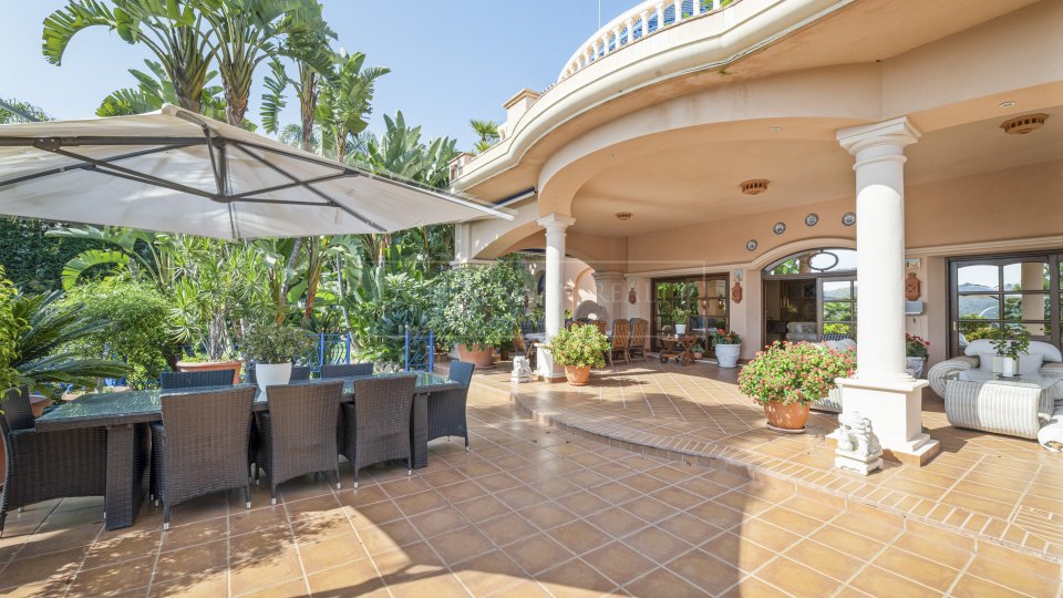 Nueva Andalucia, Propriété de luxe au style classique avec piscine couverte et court de tennis