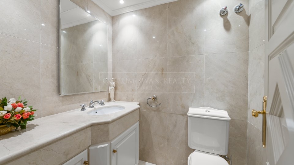 Nueva Andalucia, Propriété de luxe au style classique avec piscine couverte et court de tennis