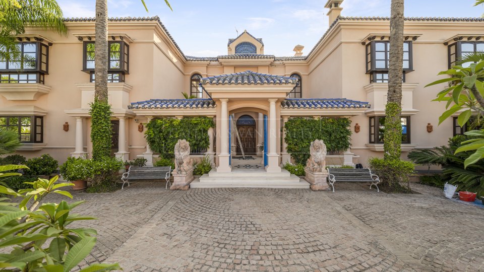 Nueva Andalucia, Propriété de luxe au style classique avec piscine couverte et court de tennis