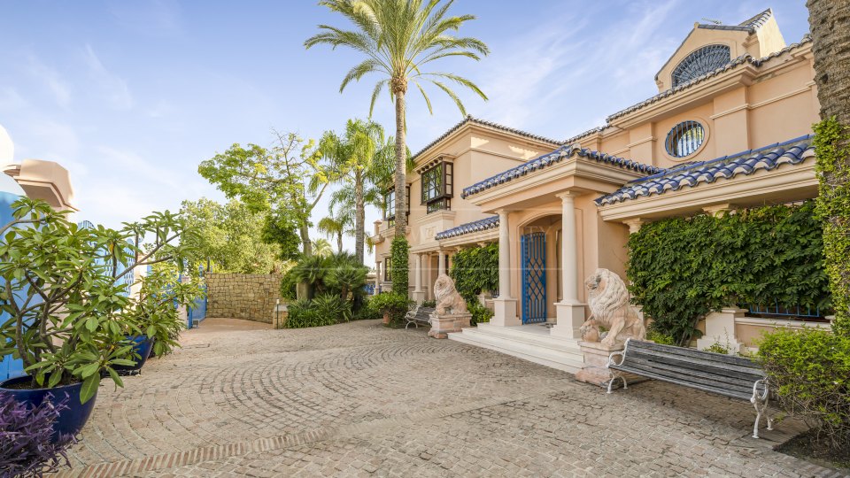 Nueva Andalucia, Propriété de luxe au style classique avec piscine couverte et court de tennis