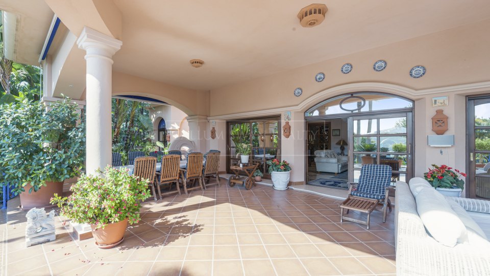 Nueva Andalucia, Propriété de luxe au style classique avec piscine couverte et court de tennis