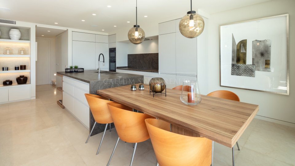 Marbella Golden Mile, Penthouse duplex de luxe élégant à Marina Puente Romano
